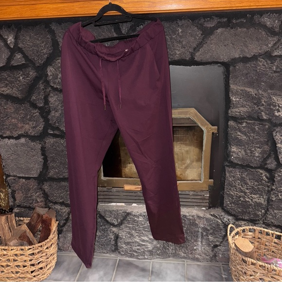 lululemon athletica Pants - Lululemon 12 tall 12 long women’s on the fly Burgundy Pants jogger casual